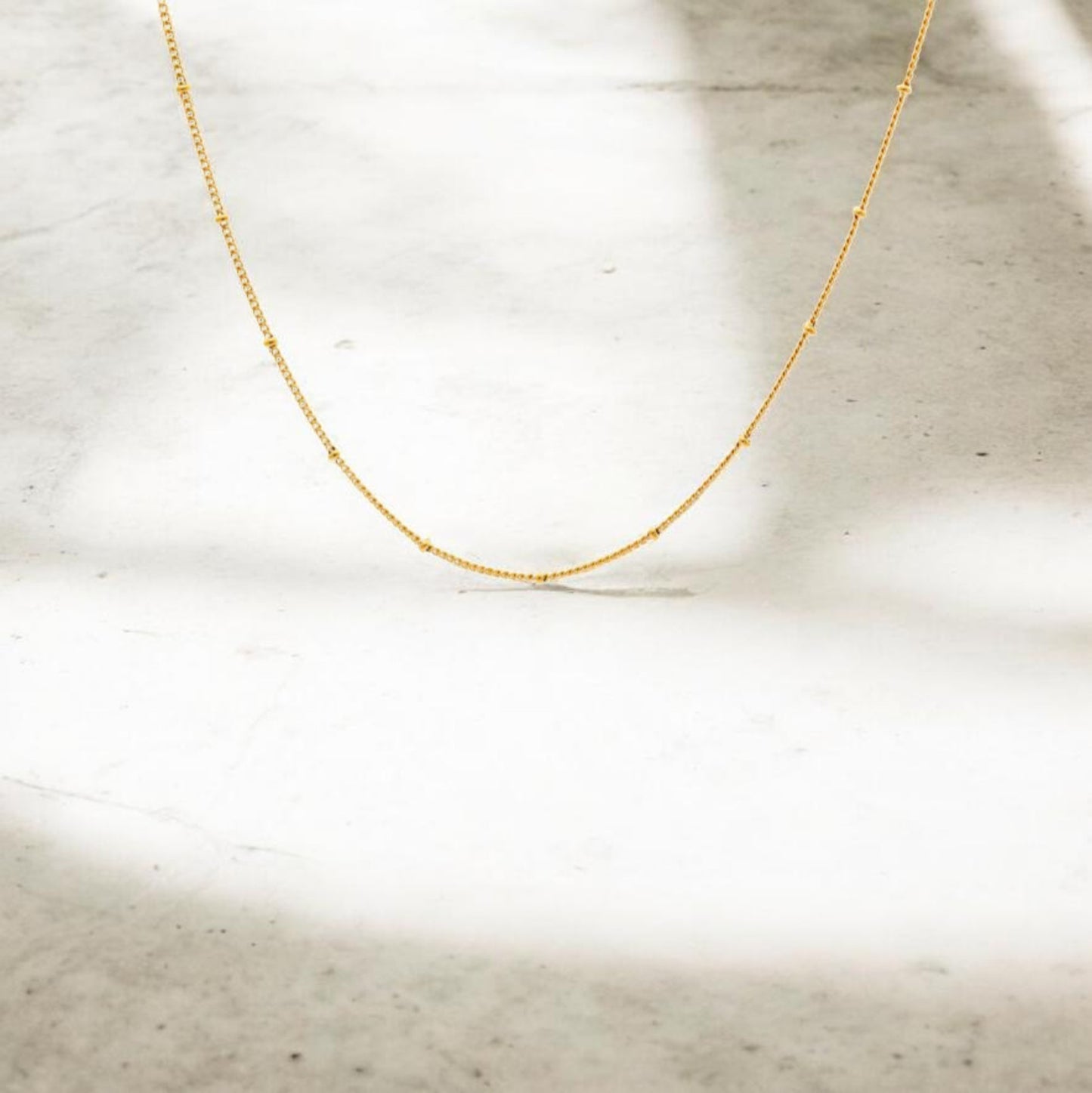Collier Chaîne Fine Perlé Acier Inoxydable Doré PVD Or 18K — Brume Perlé