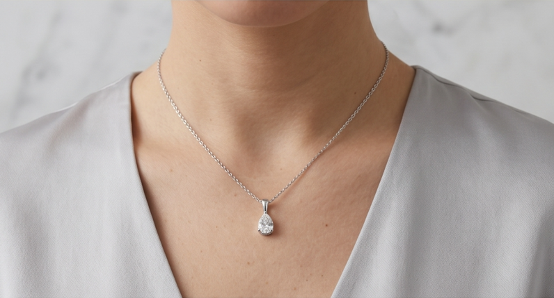 "Collier pendentif Rencontre porté finition argent acier chirurgical | Collection Prisme Maison Lumélia"