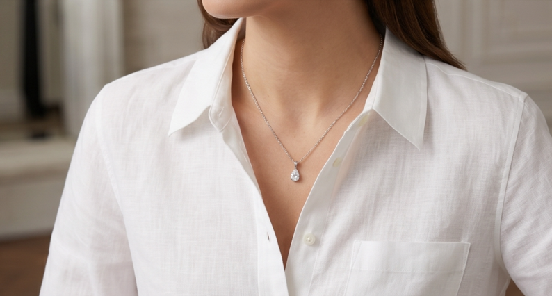 "Collier pendentif Rencontre porté finition argent acier chirurgical | Collection Prisme Maison Lumélia"