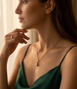 "Collier pendentif Rencontre porté finition PVD Or 18K acier chirurgical | Collection Prisme Maison Lumélia"