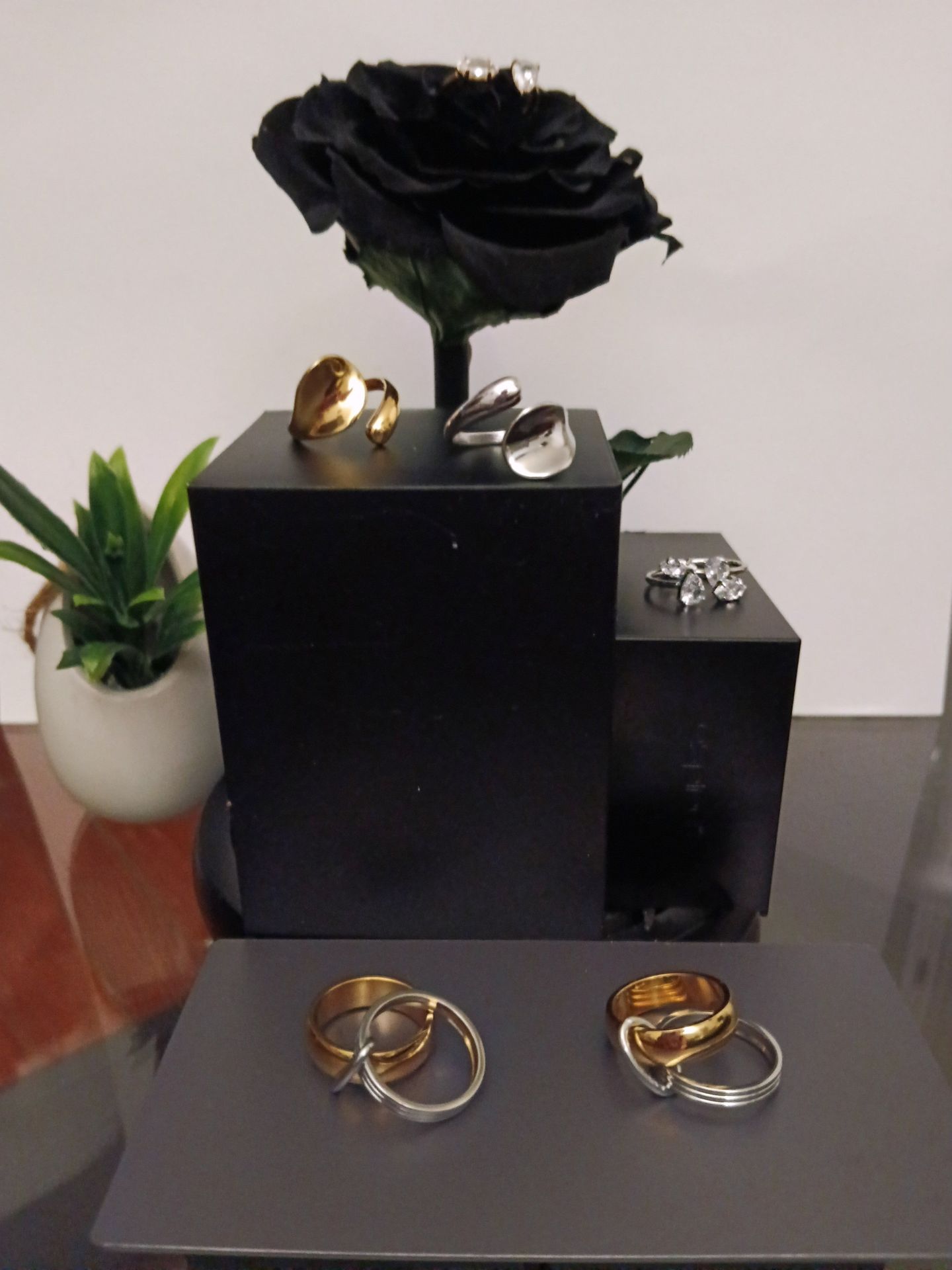 Comment superposer ses bijoux sans fautes de goût