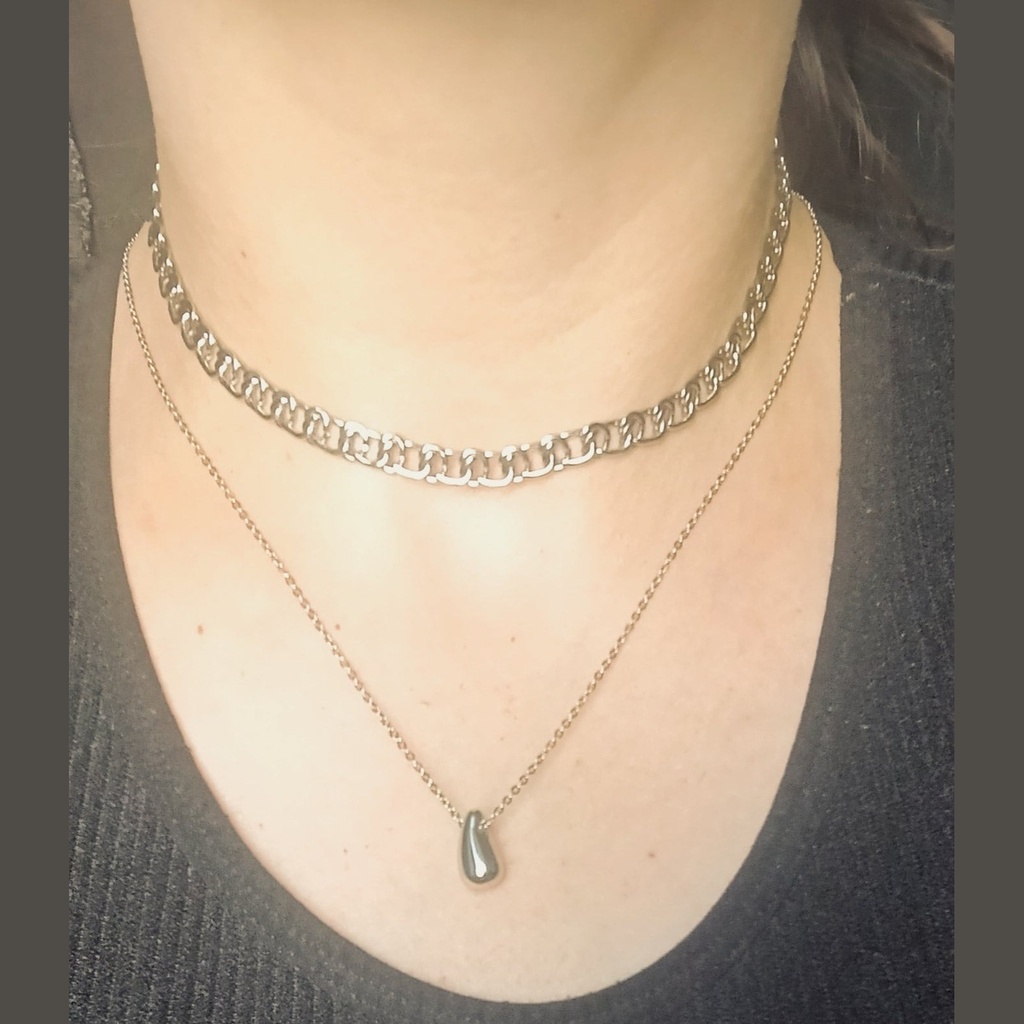 Collier Mailles Plates Or — Porté Décolleté